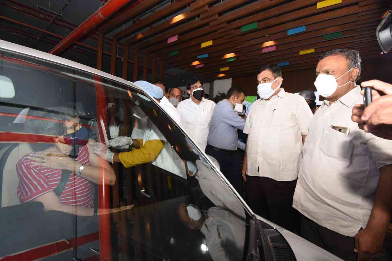 Union Minister Nitin Gadkari and Nagpur Mayor Dayashankar Tiwari during the inauguration of COVID-19 drive-in vaccination facility at Glocal Mall in Nagpur.